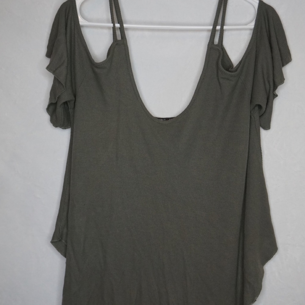 Cute green flowy top!